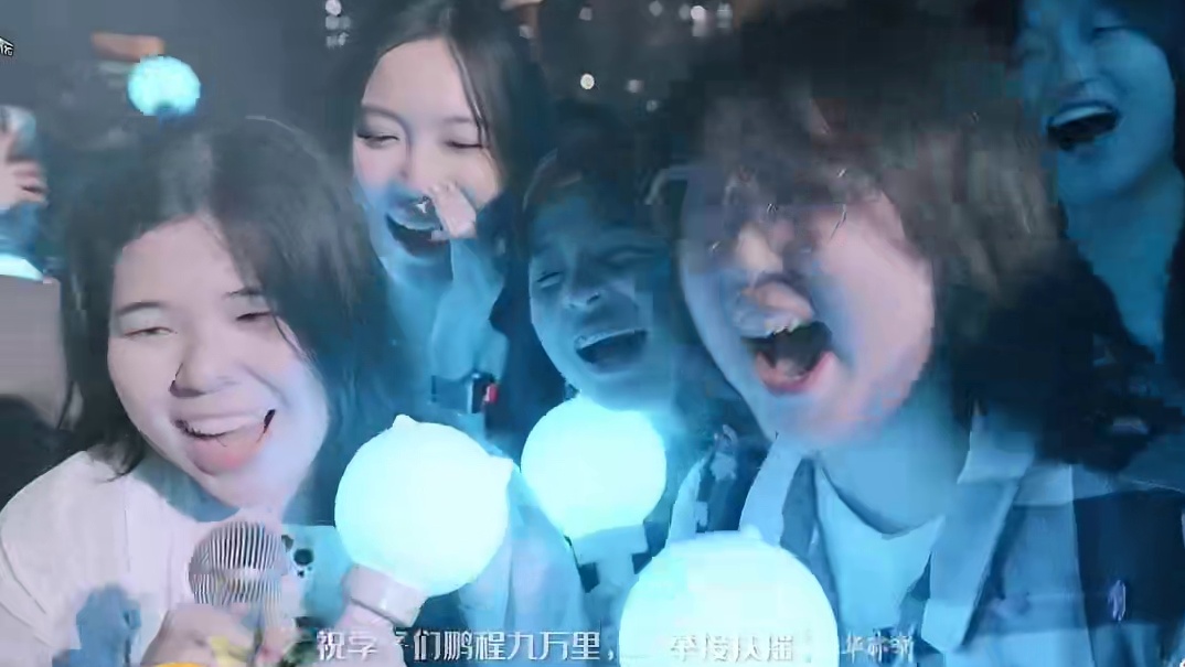 环球时报点赞小破站！毕业歌会里藏着的都是大家22岁的毕业青春呀！#永远22毕业歌会 #高考后的第一场