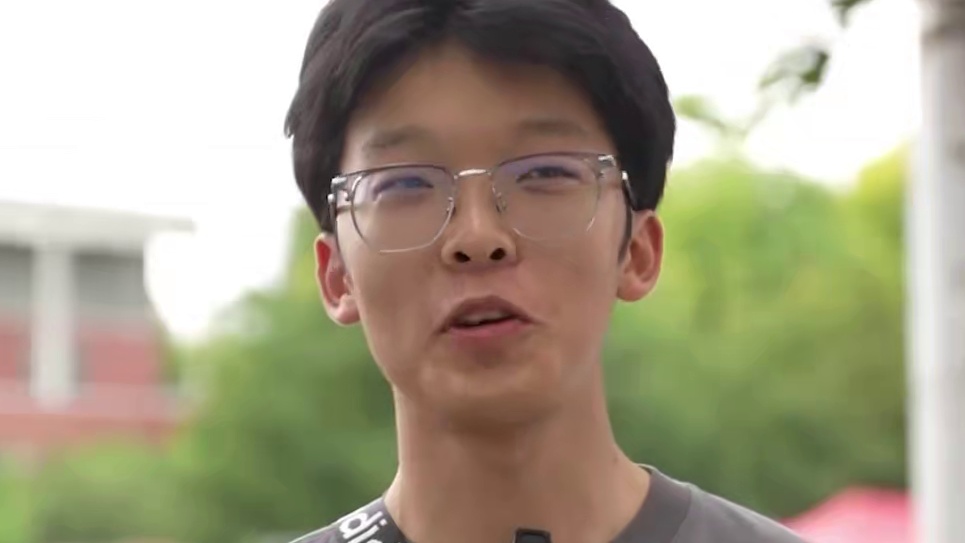 这泼天的富贵也是轮到小破站和中国boy了！#高考生冲出考场疯狂催更中国boy