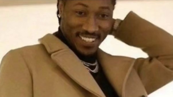 大爷眼里真的全是活！一刻都不闲着#搞笑）来源：chen1)