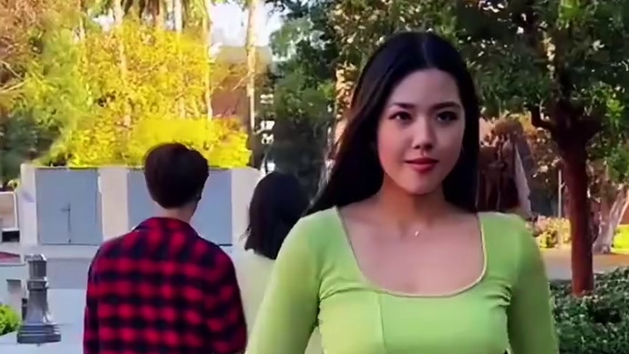 街头碰撞套路多，结局让人太意外了！ #看一遍笑一遍 #万万没想到 #意想不到的结局 #这操作都看傻了