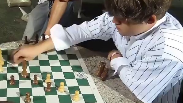 黑白之战——我想棋王卡尔森永远也忘不了在街头输给黑人兄弟的这盘棋吧！#国际象棋 #高手在民间