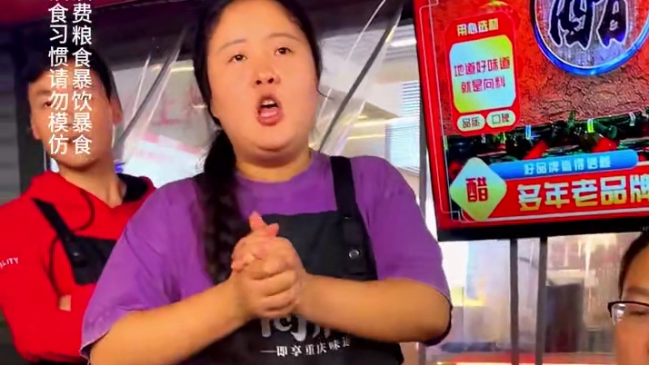 大哥挑战辣得叫，说单位食堂比这还辣，看来外地人在重庆待久了吃辣也会更厉害！#重庆小面 #小面调料 #