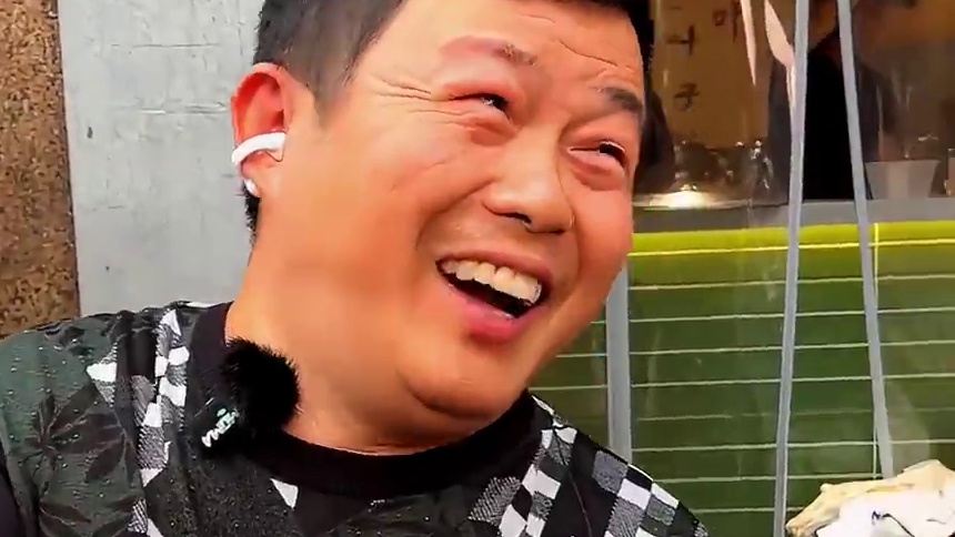 北碚大哥挑战15两豌杂面信心满满，预计10分钟吃完，这心态太好了！#妈呀太香了 #重庆小面 #调料