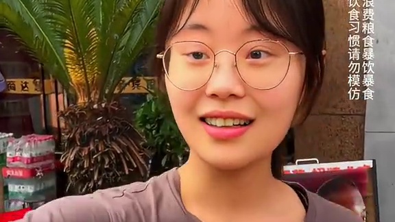 80斤成都妹儿挑战2斤豌杂面，路人看了都直摇头，最后还没吃饱？#重庆小面 #调料 #豌杂面