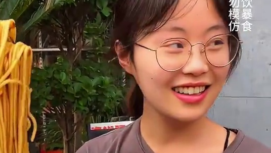 80斤成都妹儿挑战2斤豌杂面太猛了！#重庆小面 #这一碗好过瘾 #重庆美食 #妈呀太香了 #好吃到停