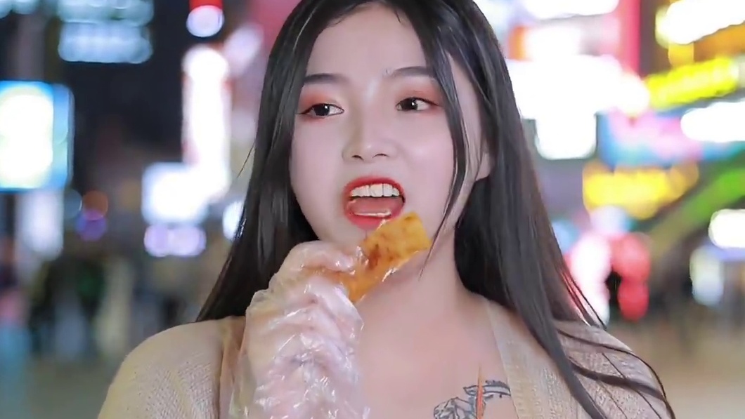 311_美食和票票的双重“诱惑”之下，小姐姐还是“沦陷”了！