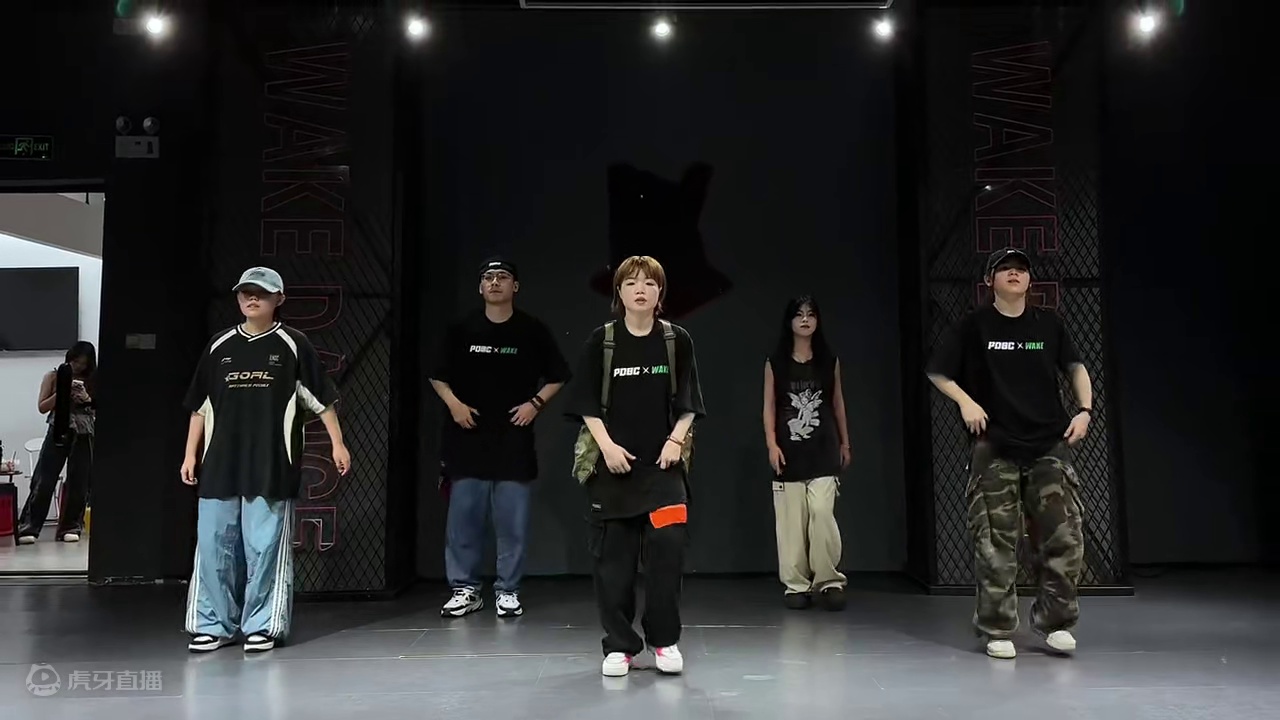 她们说像背着个小书包~ #newjeans #howsweet #玩出你的热爱 #hiphop