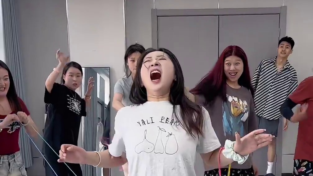 躺着盲选挑战#办公室游戏 #欢乐办公室 #解压 #搞笑视频 #专治不开心