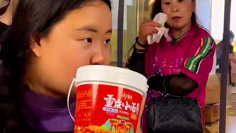 长得有点像韩国明星宋仲基的帅哥挑战1斤1两面！