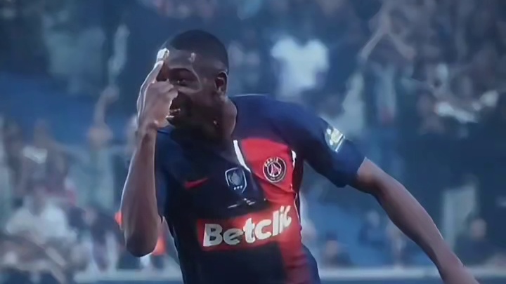 我头上顶冠军奖杯了！#欧洲杯#