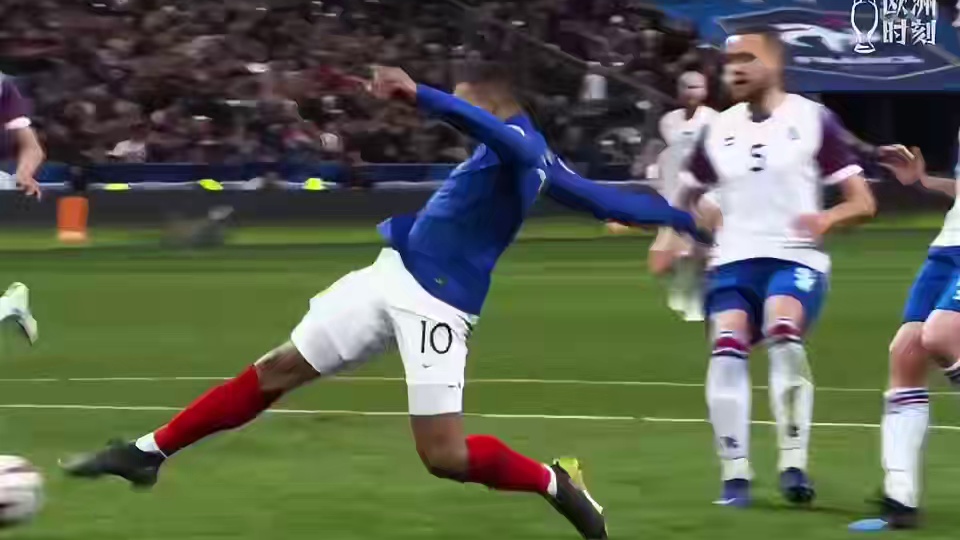 这就是欧洲杯顶流！C罗训练引8千人围观，多人冲场，压根逮不完！ #C罗 #欧洲杯 #谁是欧洲杯预言家