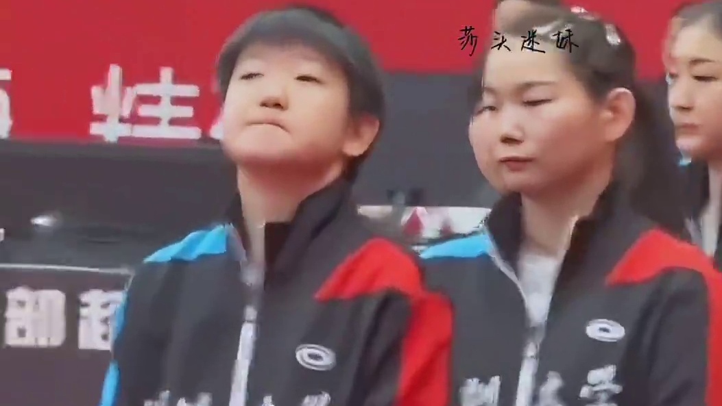 平常莎宝奶萌拽拽的，但赛场上她却有八百心眼，日本队教练都为她鼓掌，刘胖让她站到自己身边来。#孙颖莎