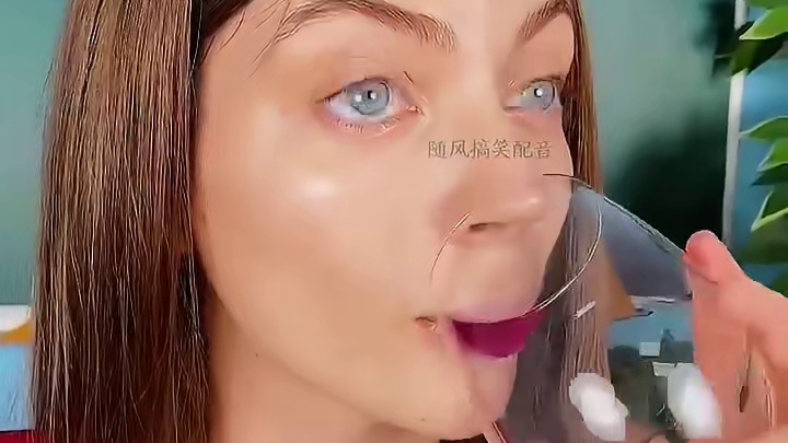 在杯子上面涂上口红，这操作简直太牛了！ #看一遍笑一遍 #万万没想到 #意想不到的结局 #这操作都看