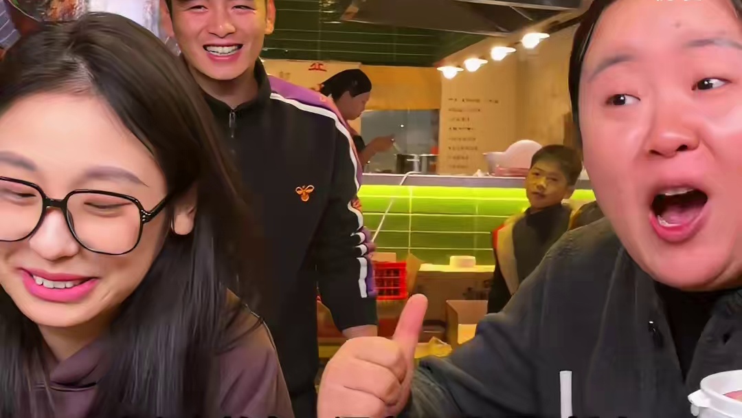 80斤女大学生挑战2斤豌杂面太牛了！#重庆小面 #重庆美食 #这一碗好过瘾 #妈呀太香了 #好吃到停