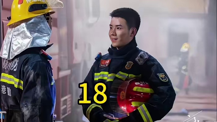 #照亮你 #陈伟霆 #因为一个片段看了整部剧 #消防救援 ，消防战士不惜以身犯险，跳下公路，营救群众