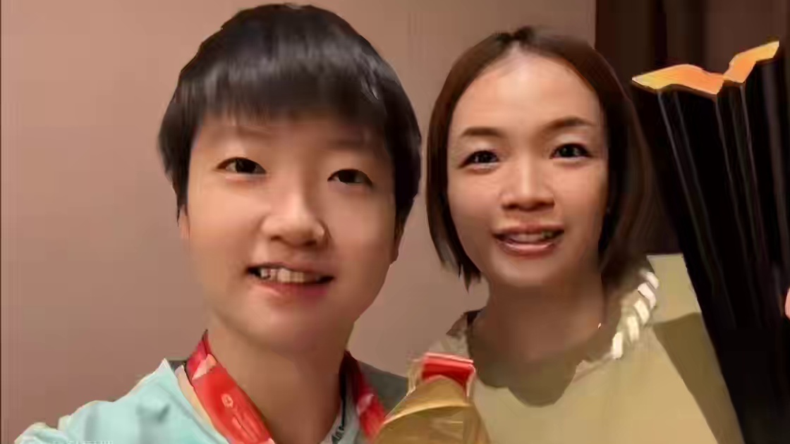 孙颖莎祝贺徒弟夺冠！国乒小魔王有国羽冠军当弟子，一段神仙友谊