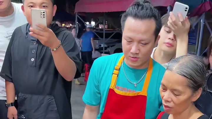 帅哥挑战10碗爆辣8秒一碗！轻松拿走阿姨奖励！#螺蛳粉 #为家乡美食打call #真材实料才能做出好