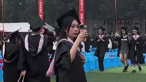 文理#毕业典礼 现场遇见大一上华尔兹课，毕业生：熟悉的音乐，没有了考试的焦虑只有对校园的不舍#我们毕