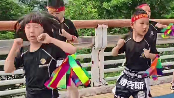 贵马即将开跑，本次年龄最小的表演队伍彩排中，祝参赛选手都取得好成绩！#马拉松 #贵阳马拉松 #少年强