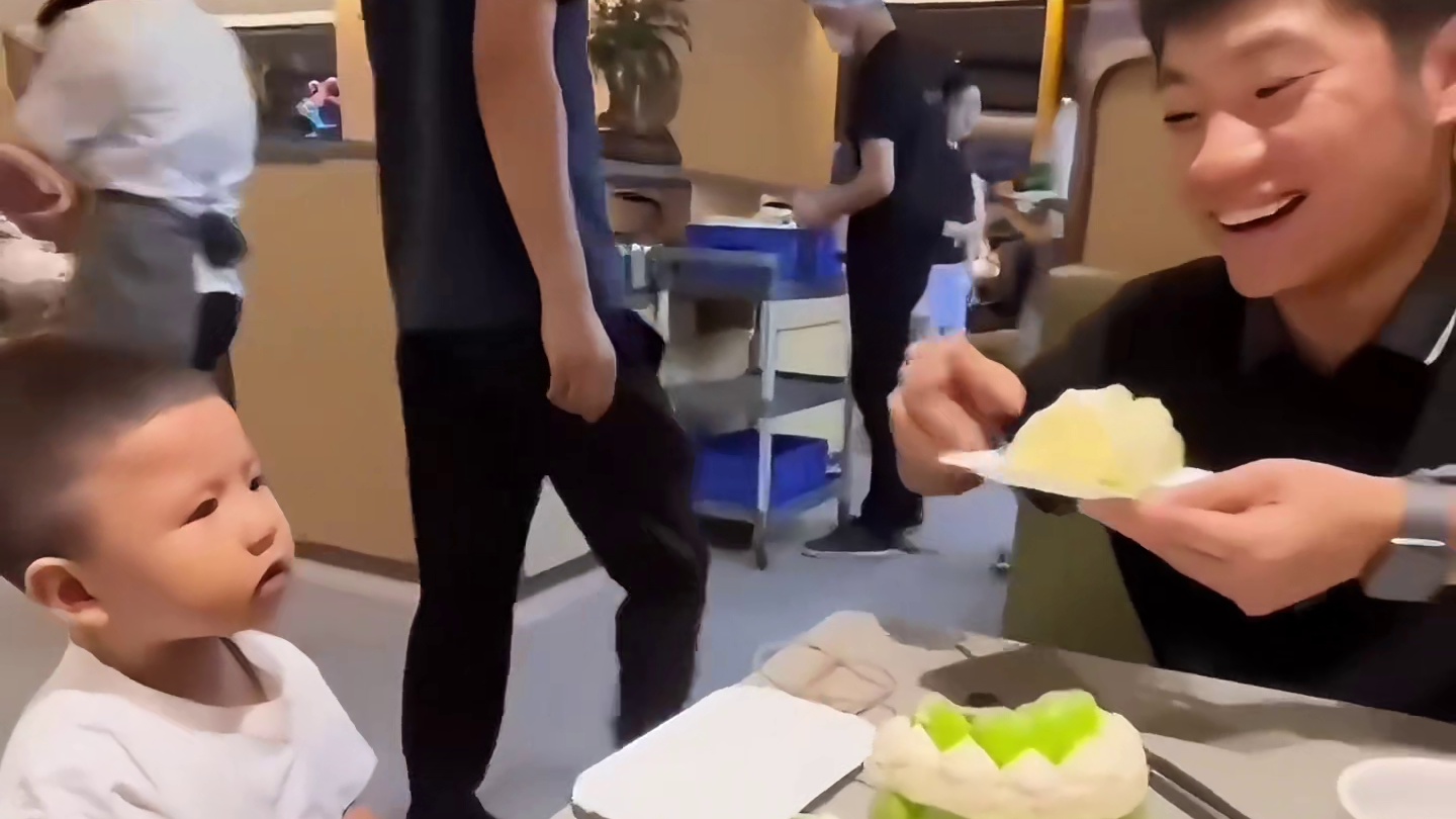 57. 盘点社牛萌娃向路人要吃的，太可爱了