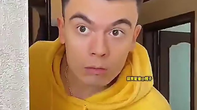 #外国人真会玩 #搞笑配音 #原创配音 美女背后有个怪物，看起来有点可怕啊