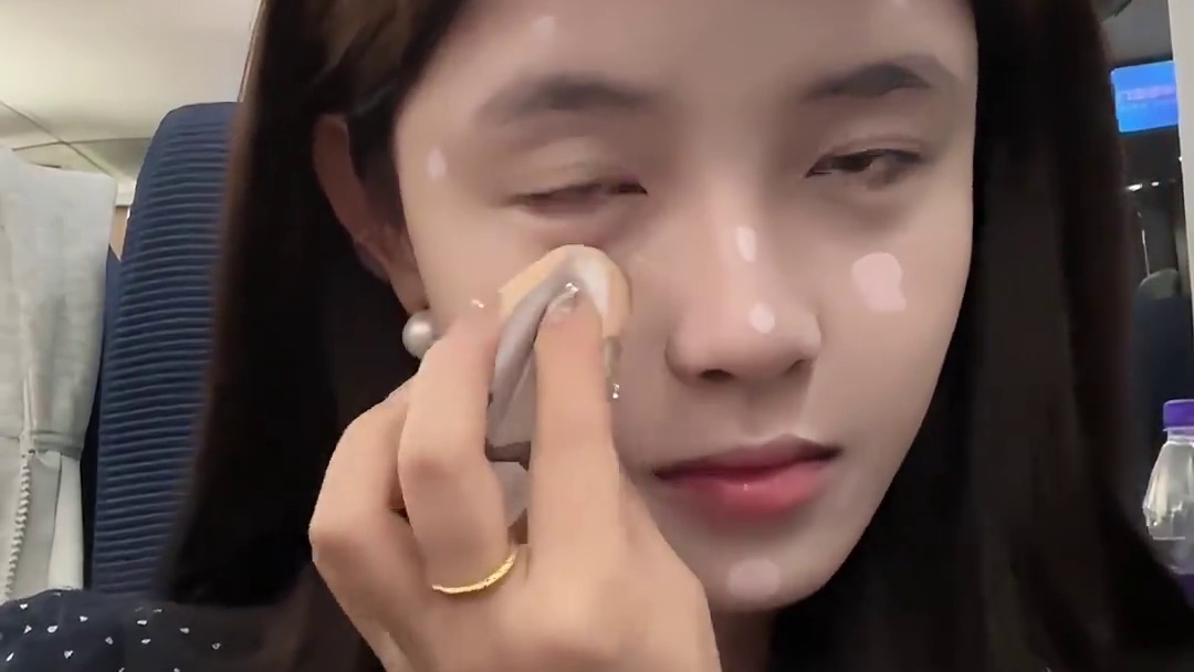 高铁15min换头全妆｜男朋友说真是大变活人！ 谁家好人4点赶高铁去旅行啊！
我！10小时的铁锭传奇