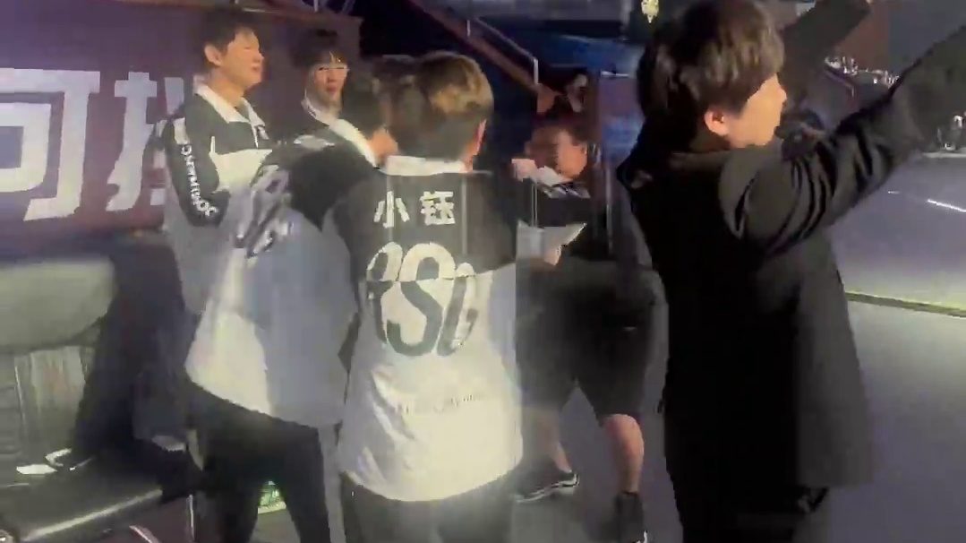 这三年的旅程风雨交加，一路颠沛流离。正是虎狼之师的辛勤耕耘，才凝聚成这辉煌夺目的第五冠荣耀！ 
RS