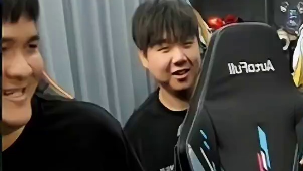 有请今天的神秘嘉宾 蝶王独秀 蝶老四上来表演两把 #陈伯全能王 #qq飞车端游 #途游斗地主