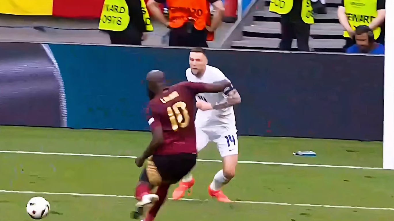 斯洛伐克1比0比利时，心态炸了，卢卡库进球因队友手球在先进球无效。#欧洲杯 #足球的魅力 #dou来