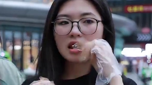 18岁长得像研究生的湘妹子挑战爆辣鸭翅！#鸭翅#爆辣鸭翅#接头挑战