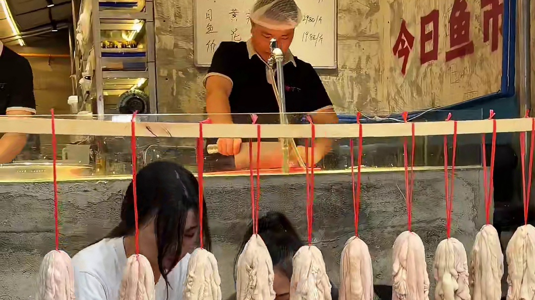 几十钱吃肥肠黑豆花火锅鱼，还不另外给锅底费！满满一锅有黄辣丁，美蛙，肥肠，鸭脚，巴适得板#不可错过的