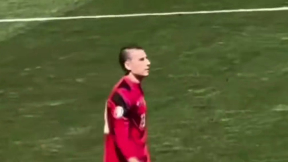 前中超旧将斯坦丘精彩世界波
罗马尼亚球迷瞬间沸腾#欧洲杯#