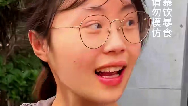 80斤四川成都妹儿挑战2斤豌杂面，居然还加了3两抄手，太厉害了惊呆众人！#重庆豌杂面 #调料 #这一