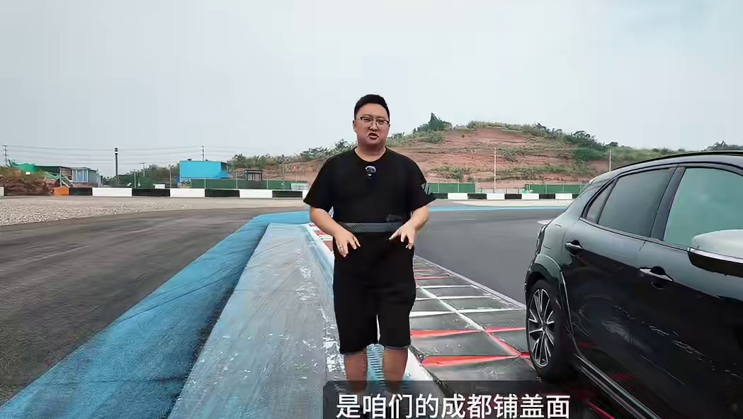 走平路肩也能托底？天府国际赛道特色“铺盖面” #天府国际赛道 #赛车 #汽车文化 #赛道 #赛车运动