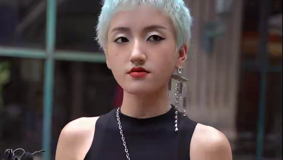 有长发小哥哥会喜欢寸头女生吗？ #辣条挑战 #吃辣挑战 #辣条测评