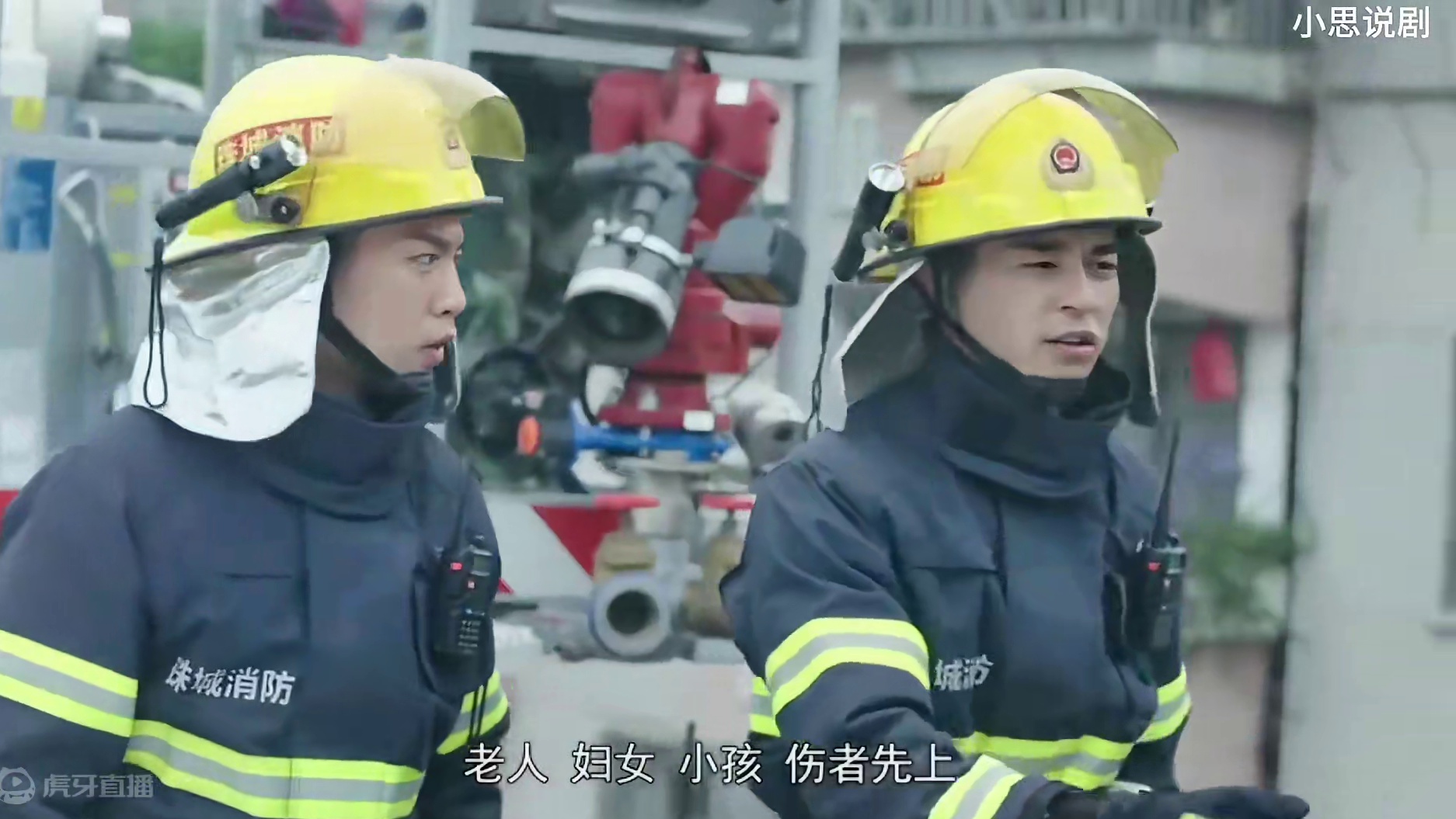 #火红的青春 #你可以永远相信中国消防 #消防救援 消防队长为搜救群众，被爆炸的煤气罐击飞，生死未卜