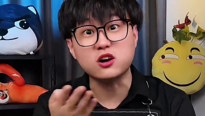 这个芋泥肉松现在已经卷成这个样子了，看样子我未来的早餐都是Ta了！#爆浆无边吐司三明治 #测评 #美