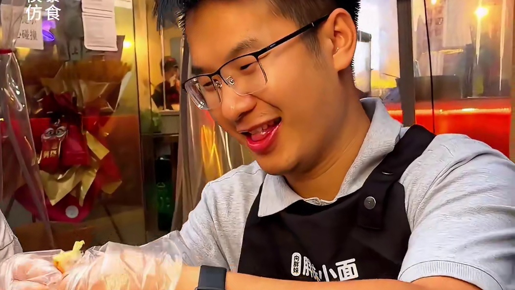 帅哥挑战小龙虾拌面，一边吃面一边剥虾真的过瘾！