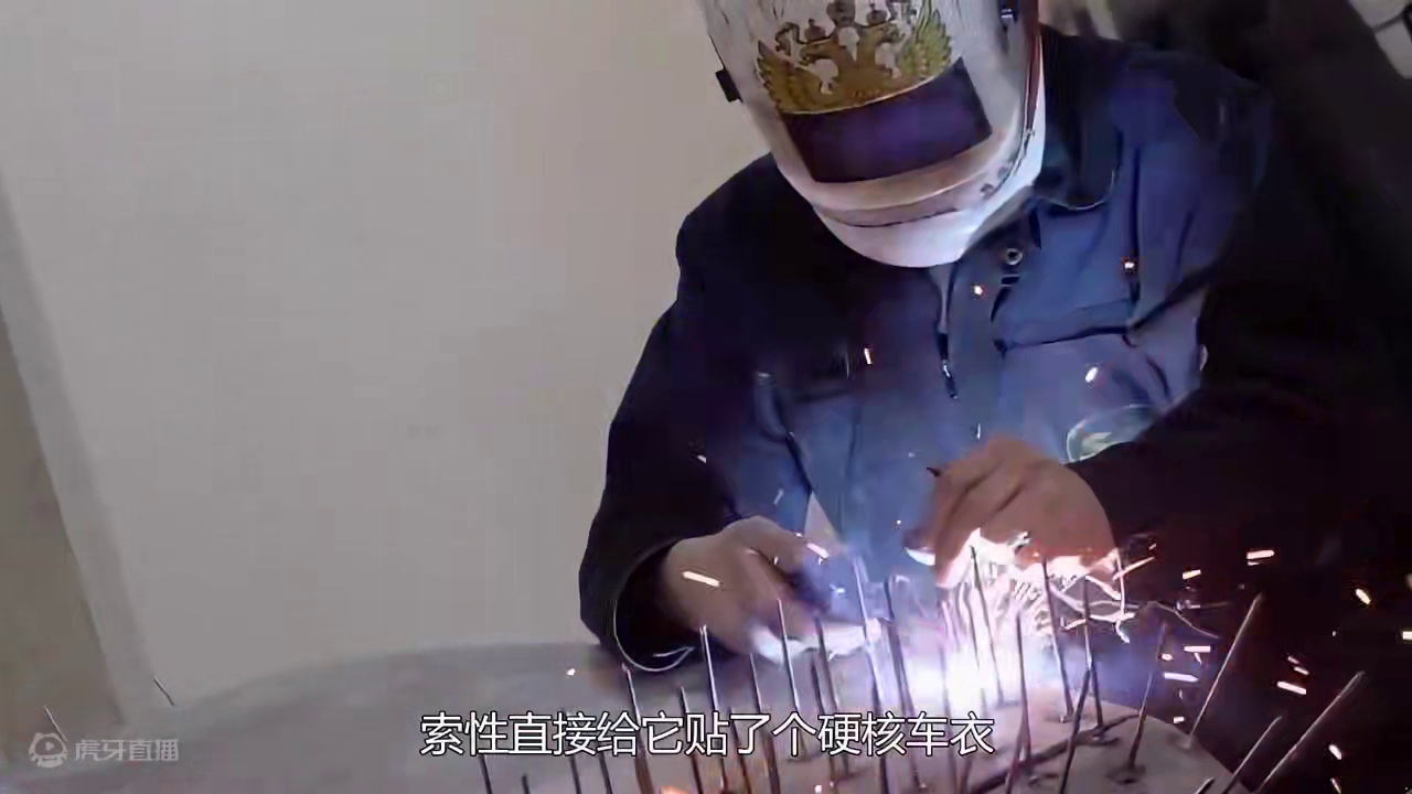 国外大叔打造“刺猬战车”，5000根铁钉镶满车身，再不怕被刮蹭了