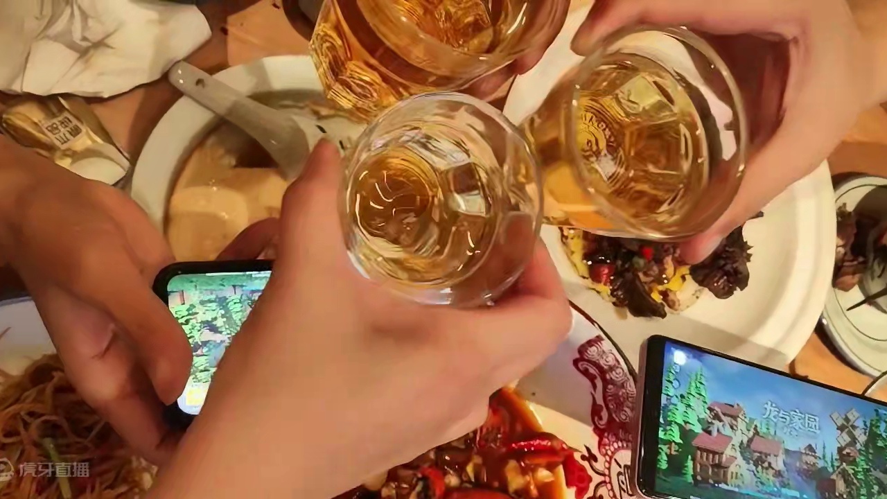 游戏里吃喝玩乐，哪够，那就碰个杯吧，友谊万岁，龙家启动！ #龙与家园 #游戏面基 #爱就是一起玩很多