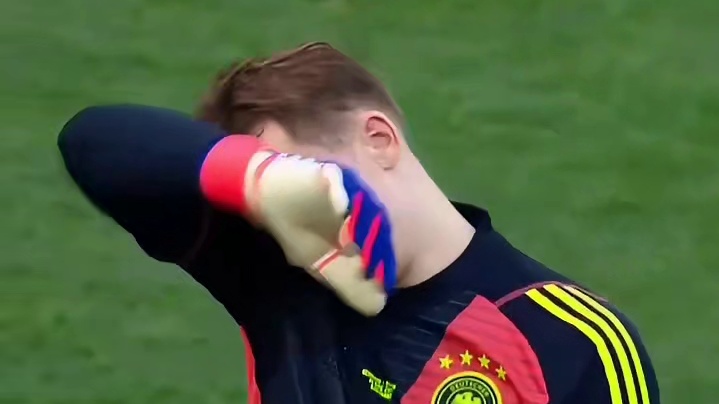 诺伊尔:基兄，没几根头发啦，经不起薅#欧洲杯