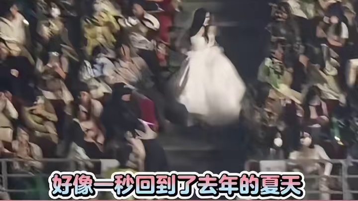 她们用爱意拼凑而成的婚纱，最终也真的穿在了心爱之人身上#去年的婚纱成为王源西装的一角#王源客厅狂欢巡