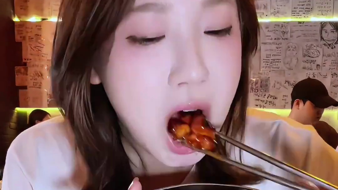 韩国高配版爆辣火鸡面又来啦！！黏糊酱汁太浓郁了 #九块九秒杀省钱攻略#韩国美食 #韩国料理 #妈呀太