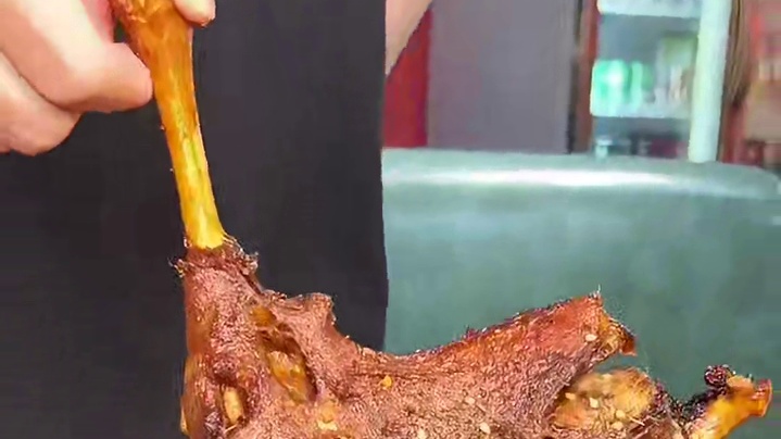 这一只内蒙古烤乳羊让我体验到了大口吃肉的快感！调太！#烤全羊 #台州探店 #烤全羊