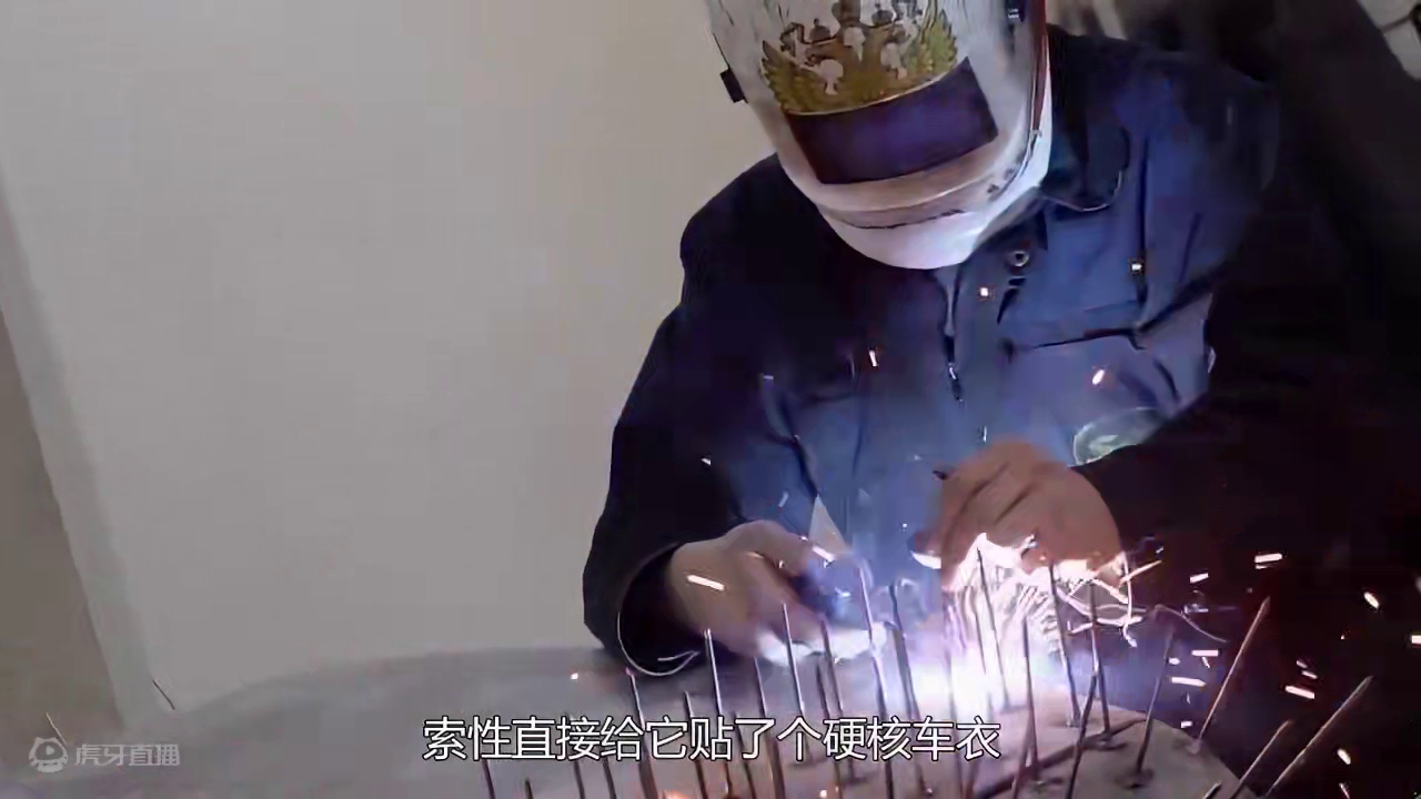 国外大叔打造“刺猬战车”，5000根铁钉镶满车身