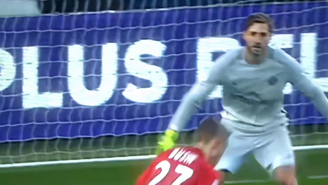 我是前锋，你是后卫，但我们捍卫的都是同一件球衣 #足球#欧洲杯