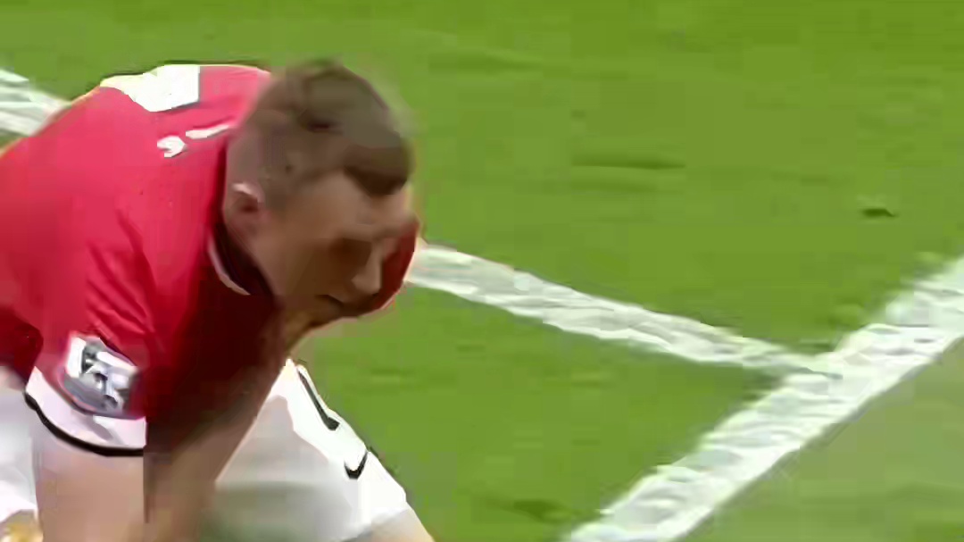 足球赛场那些极限式解围瞬间，真的简直太拼命了 #dou来足球季 #足球的魅力