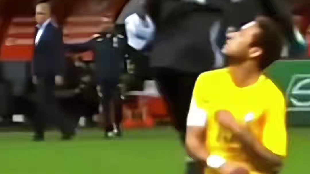 足球赛场那些过守门员名场面瞬间，真的太艺术了 #dou来足球季 #足球的魅力