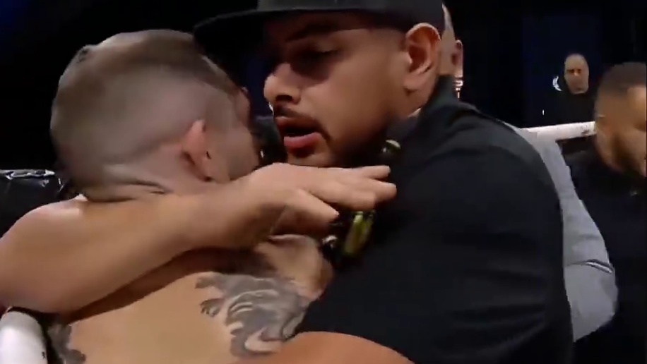 这是懵圈了把裁判当对手了