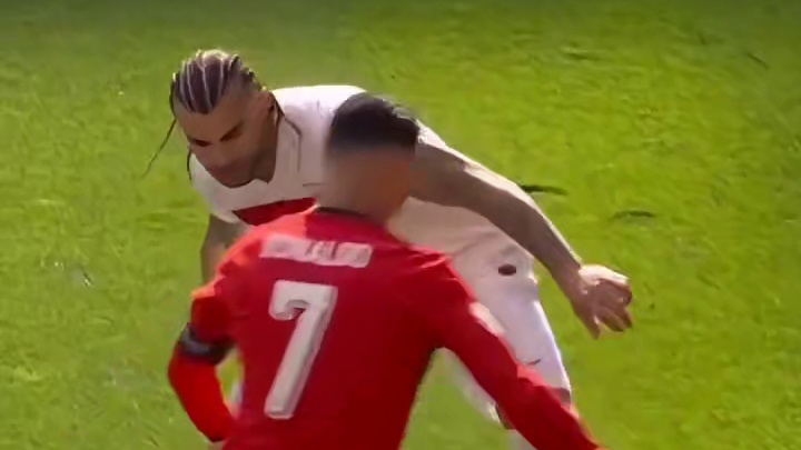 C罗边路连续单车晃倒对手！#欧洲杯